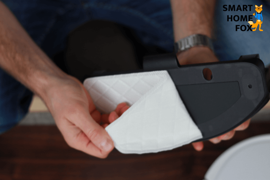 Салфетка крепится к резервуару для воды Ecovacs Deebot OZMO T8